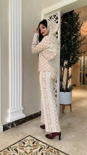 طقم بنطلون وبلوزه بيج وابيض شتوي بخامة ممتازة جداً