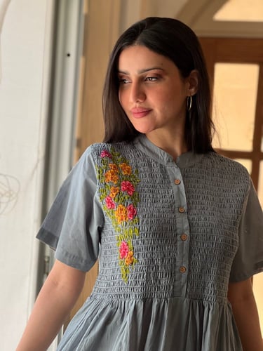 فستان قطن ازرق بحري مطرز بالخيوط الملونة باااارد و...