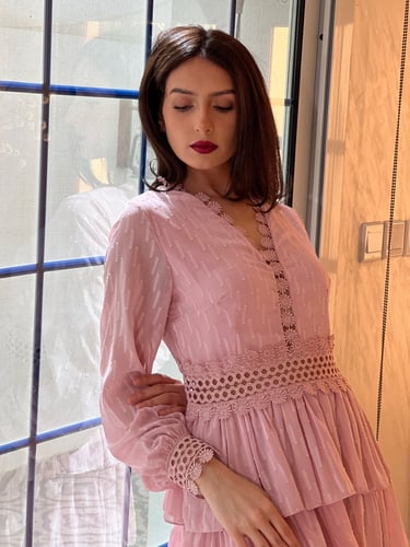 فستان وردي فاتح شيفون طبقات وكلفة جبير عالخصر والص...