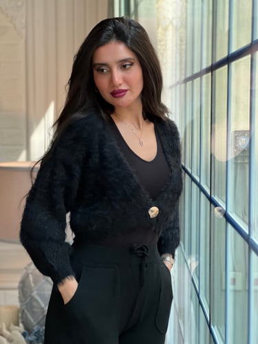 طقم شتوي بنطلون أسود وبلوزه فرو سوداء