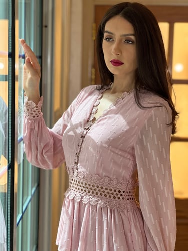 فستان وردي فاتح شيفون طبقات وكلفة جبير عالخصر والص...