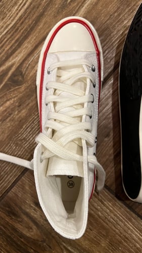 حذاء ابيض بخط احمر رياضي عملي ومريح وانيق