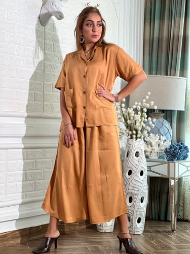 طقم فضفاض خردلي بنطلون وبلوزه بأزارير وجيوب