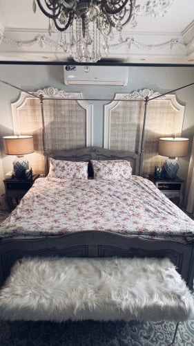 طقم سرير مشجر ابيض وردي موف 6 قطع ( مفرش بمطاط + ل...