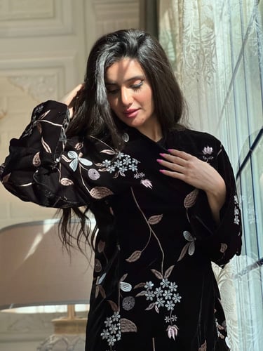 عباية مخمل مطرزة بالخيوط البرونز والفضي بالكامل