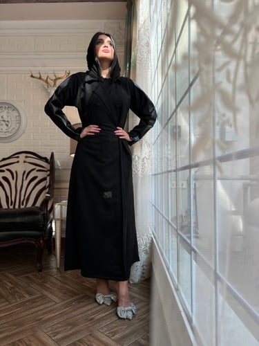 عباية شاموا مرد مزينه بالجلد الاسود من الأكمام