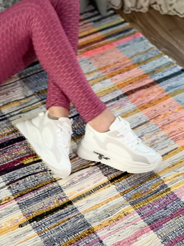 حذاء رياضي ابيض ورصاصي مرتفع عملي ومريح رقم 9