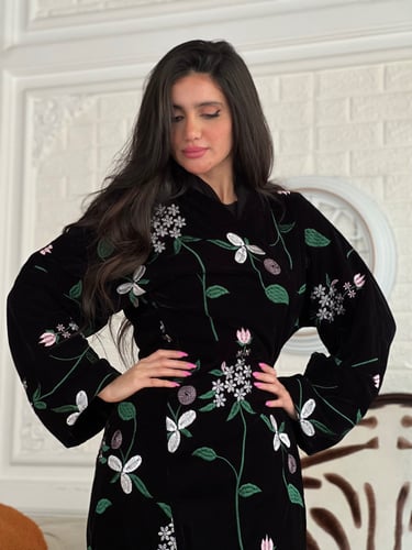 عباية مخمل مطرزة الخيوط الملونة بالكامل