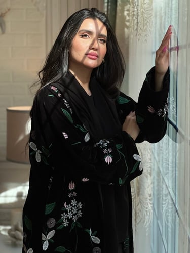 عباية مخمل مطرزة الخيوط الملونة بالكامل