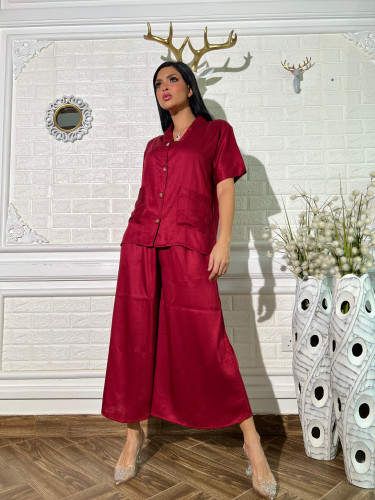 طقم فضفاض عودي بنطلون وبلوزه بأزارير وجيوب