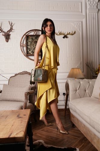 طقم بلوزه وتنورة حرير أصفر مع حزام ذهبي