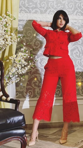 طقم دانتيل أحمر بنطلون وجاكيت