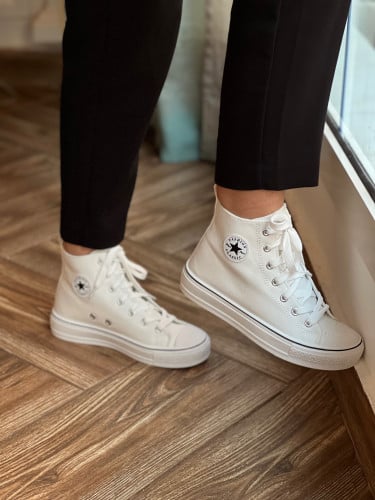 حذاء ابيض رياضي عملي ومريح وانيق