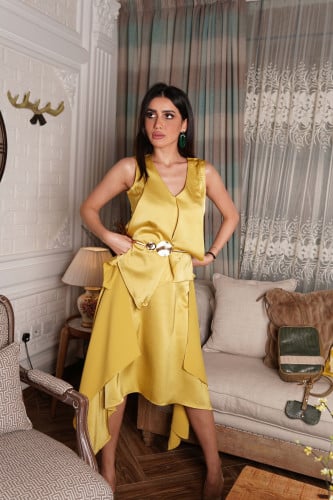 طقم بلوزه وتنورة حرير أصفر مع حزام ذهبي