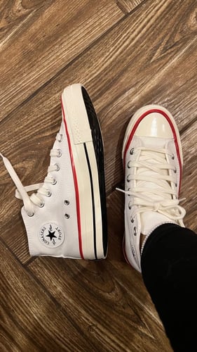 حذاء ابيض بخط احمر رياضي عملي ومريح وانيق