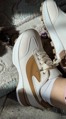 حذاء ابيض وجملي رياضي عملي ومريح وانيق