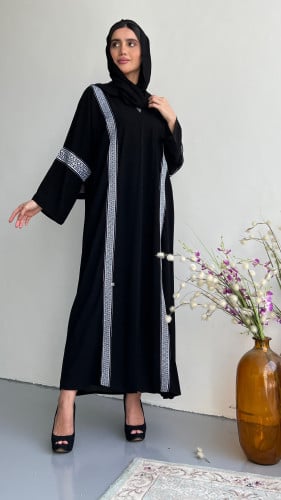 عباية عملية مزينه بالكلف البيضاء مناسبه للدوام خام...