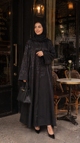 عباية سوداء مطرزه من الاعلى جميلة وانيقه مناسبه لل...