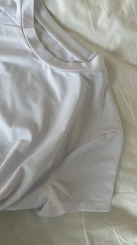 تيشيرت أبيض أكمام قصيرة