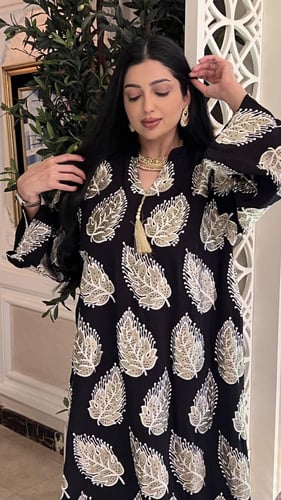 دراعه لون اسود مطرزة بخيوط القصب الذهبية على شكل ا...