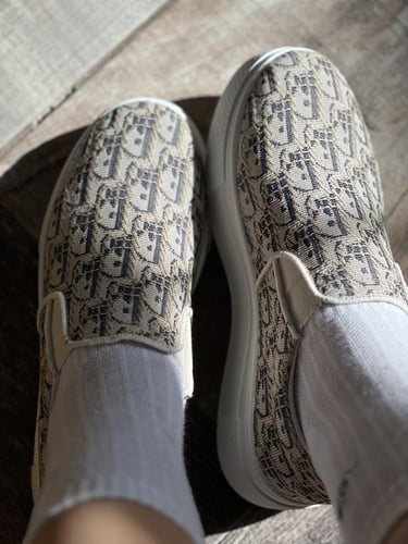 حذاء رياضي رسمي بيج وابيض مريح جداً وعملي جداً وأن...