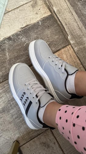 حذاء رصاصي واسود وابيض رياضي عملي ومريح وانيق