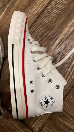 حذاء ابيض بخط احمر رياضي عملي ومريح وانيق