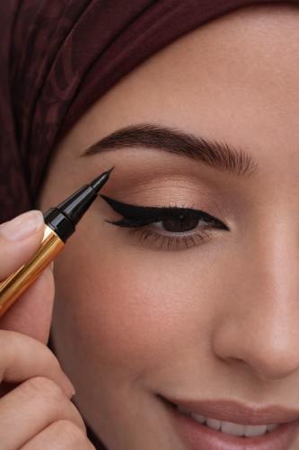 قلم ايلاينر أسود فاحم ثابت وضد الماء