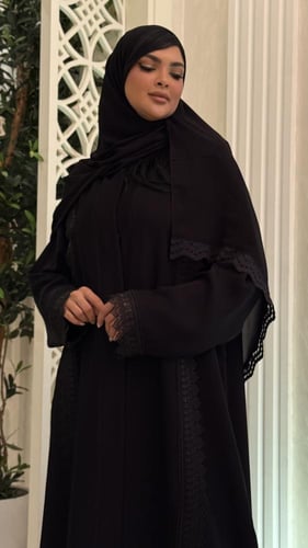 عباية سوداء مزينه بالكلف من الأمام والهلف والأكمام...