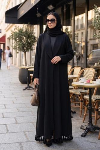 عباية سوداء انيقه مزينه بالهدب من اسفل