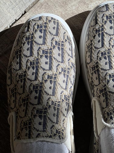 حذاء رياضي رسمي بيج وابيض مريح جداً وعملي جداً وأن...