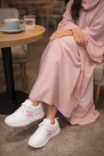 حذاء رياضي ابيض ووردي عملي ومريح مناسب للدوام والس...