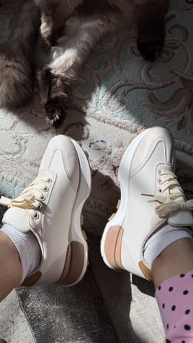 حذاء ابيض وجملي رياضي عملي ومريح وانيق