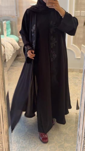 عباية سوداء مزينه بالورود وفيها قطعه داخليه مثل ال...