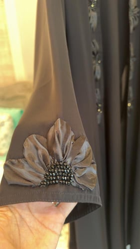 عباية سوداء مزينه بالورود وفيها قطعه داخليه مثل ال...