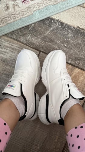 حذاء ابيض واسود رياضي عملي ومريح وانيق