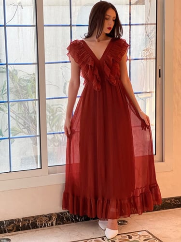 فستان بني بليسيه طويل بكشكشة من الصدر والظهر رقم 2...