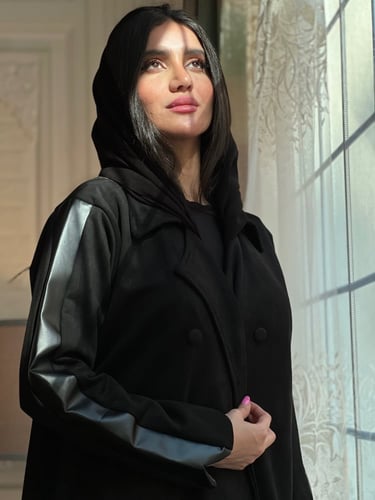 عباية شاموا مرد مزينه بالجلد الاسود من الأكمام