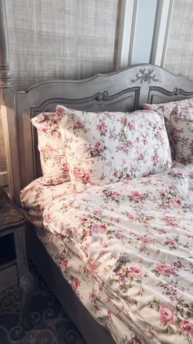 طقم سرير مشجر ابيض وردي موف 6 قطع ( مفرش بمطاط + ل...