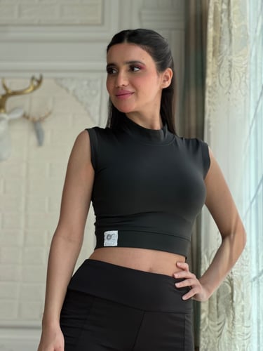 بلوزه سوداء رياضيه بدون كم مع