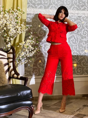 طقم دانتيل أحمر بنطلون وجاكيت