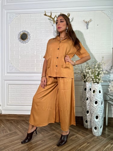 طقم فضفاض خردلي بنطلون وبلوزه بأزارير وجيوب