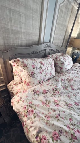 طقم سرير مشجر ابيض وردي موف 6 قطع ( مفرش بمطاط + ل...