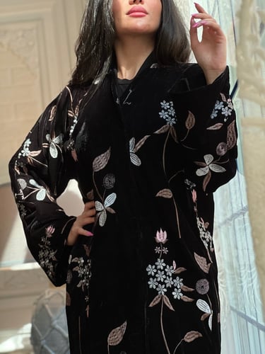 عباية مخمل مطرزة بالخيوط البرونز والفضي بالكامل