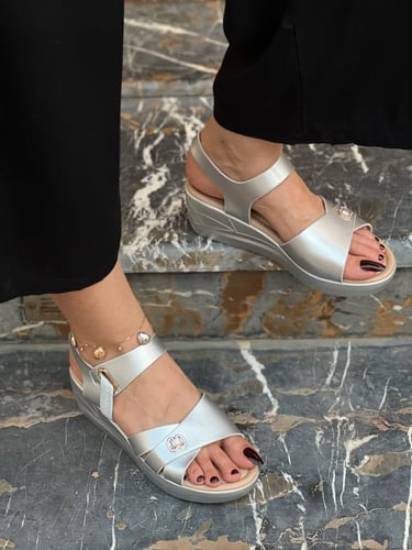 حذاء نسائي فضي طبي مرتفع 5 سم ونصف رقم 15