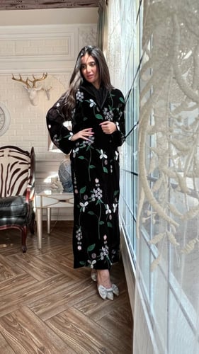 عباية مخمل مطرزة الخيوط الملونة بالكامل