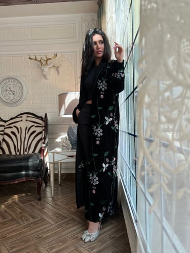 عباية مخمل مطرزة الخيوط الملونة بالكامل