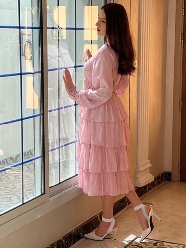 فستان وردي فاتح شيفون طبقات وكلفة جبير عالخصر والص...