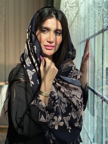 عباية سوداء حرير مغسول خفيف مايتعرفط مع طرحة مشجرة...