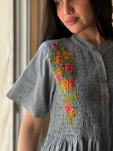 فستان قطن ازرق بحري مطرز بالخيوط الملونة باااارد و...